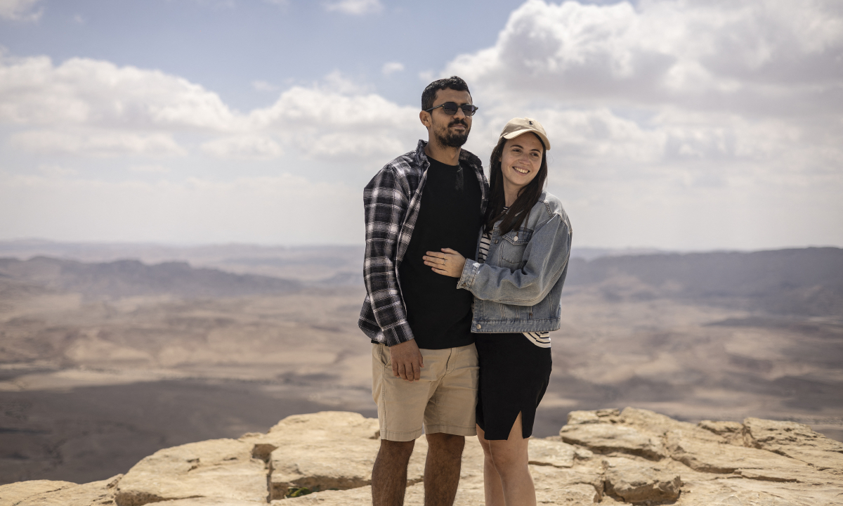 Người Israel đến sa mạc trốn tiếng còi báo động không kích