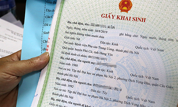 Giấy khai sinh ghi tên người không phải cha ruột, giờ đổi được không?