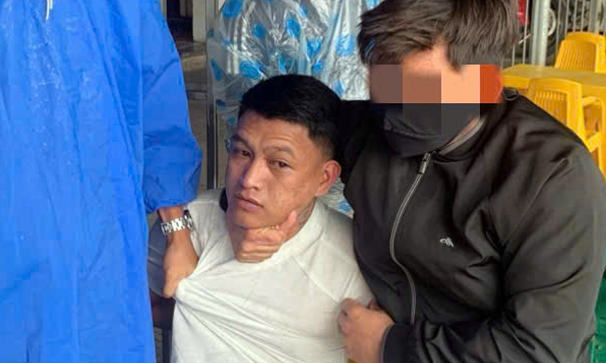 Bà lão cầm dao chống trả tên cướp ở ngoài đồng