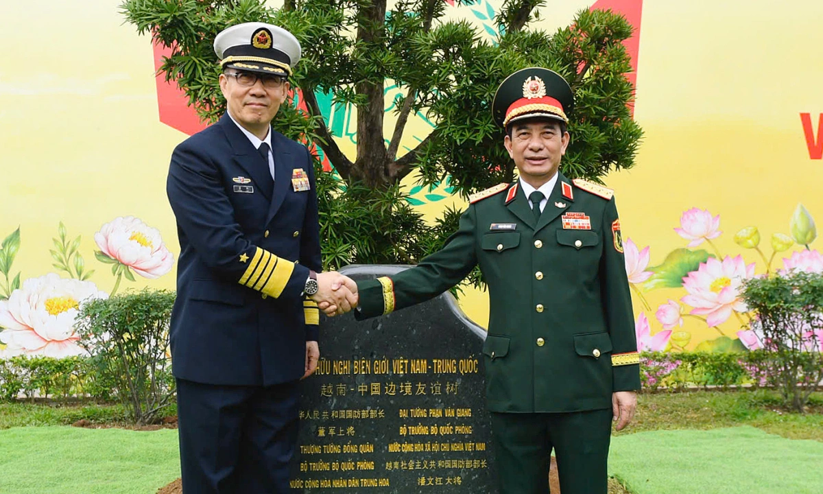 Bộ trưởng Quốc phòng Việt - Trung tham gia nhiều hoạt động chung tại Móng Cái