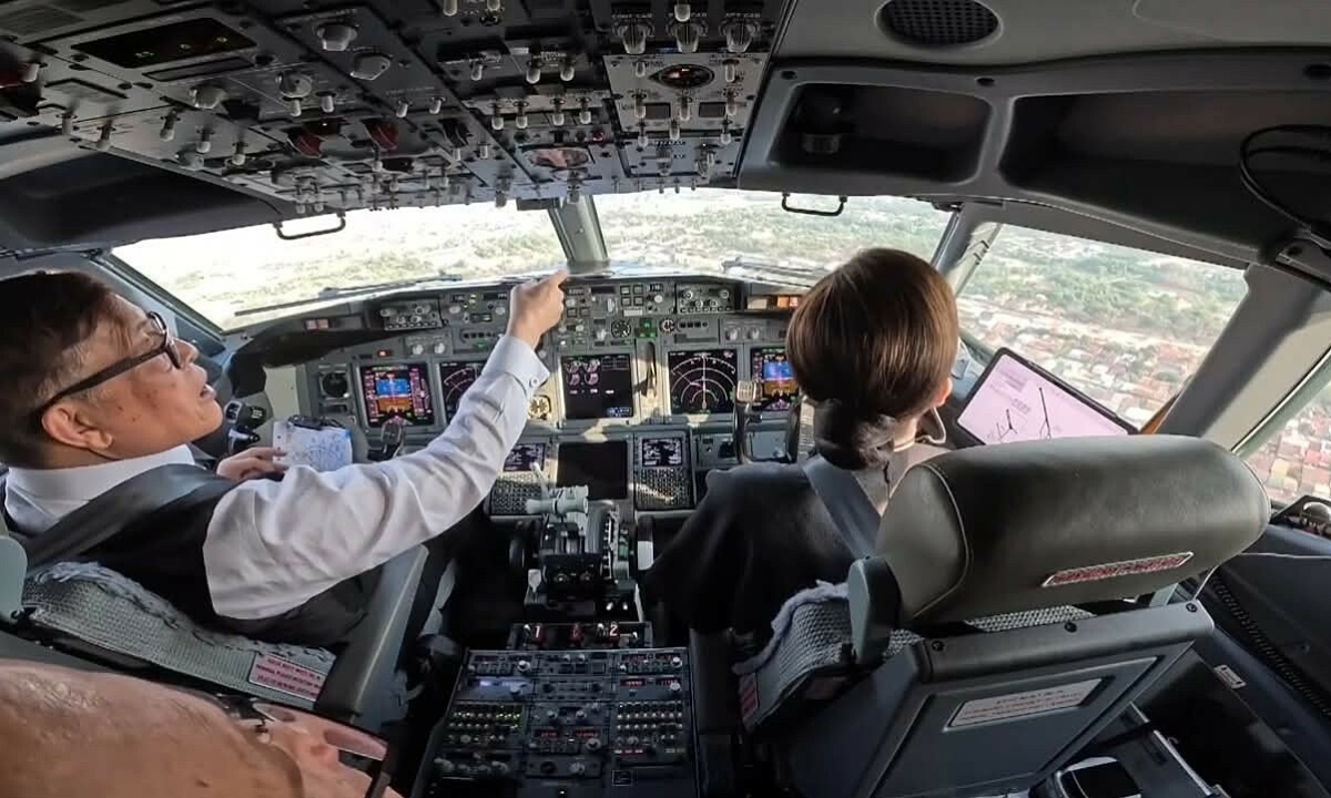 Vua và Hoàng hậu Thái Lan tự lái chuyên cơ thăm Lào