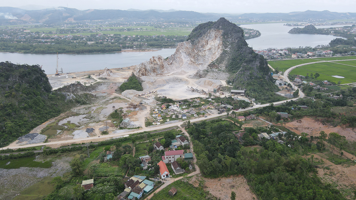 Nổ mìn khai thác đá, nhiều nhà dân bị thủng mái