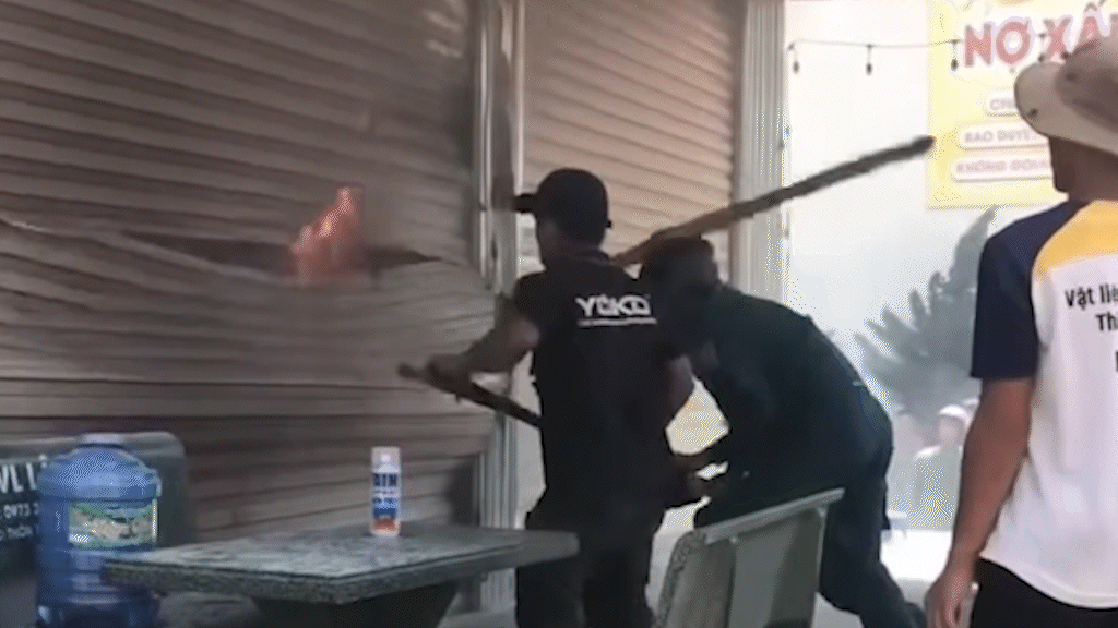 Phá cửa cuốn, khống chế lửa trong tiệm hoa giữa khu dân cư