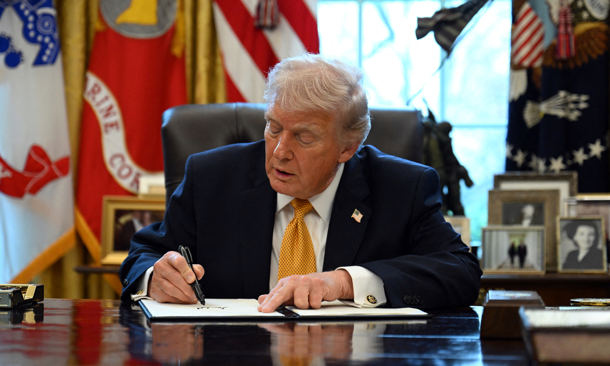 Ông Trump tạm gỡ 'luật hàng hải trăm năm' để giảm tác động từ chiến sự Iran