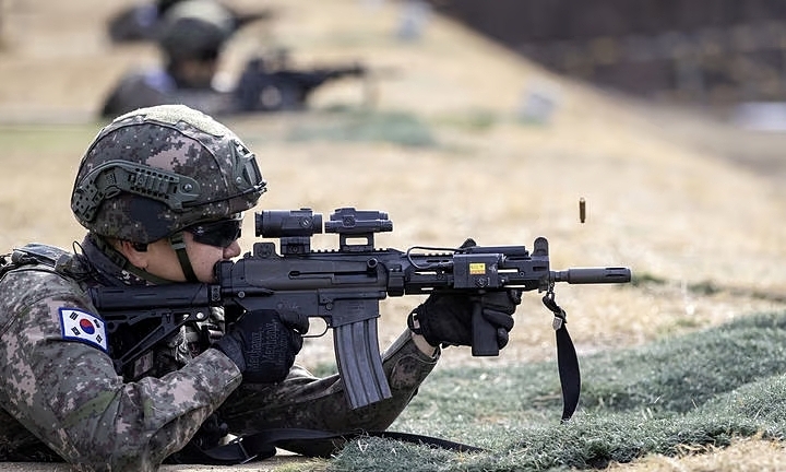 Bé gái trúng đạn lạc từ trường bắn quân đội Hàn Quốc