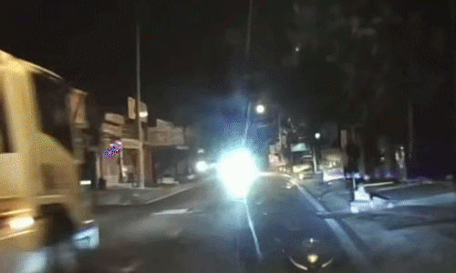 Phóng tốc độ cao trong đêm, xe thớt húc bay xe khác