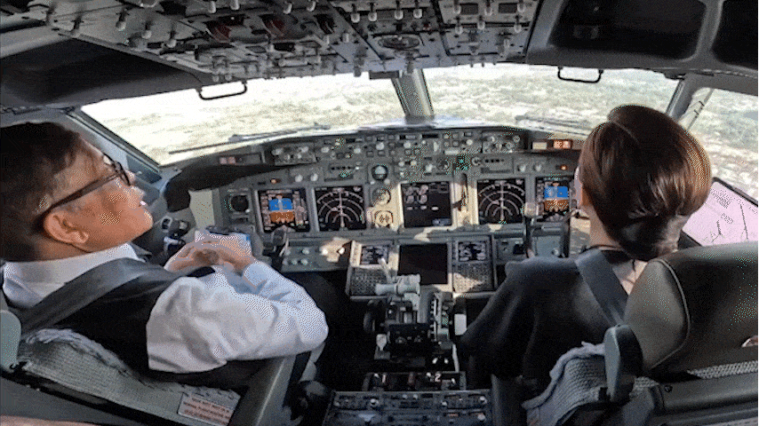 Vua Thái Lan tự lái chuyên cơ hoàng gia đến Lào