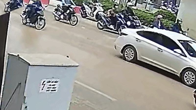 Xe máy ngã liên hoàn vì bùn đất trên đường Hà Nội