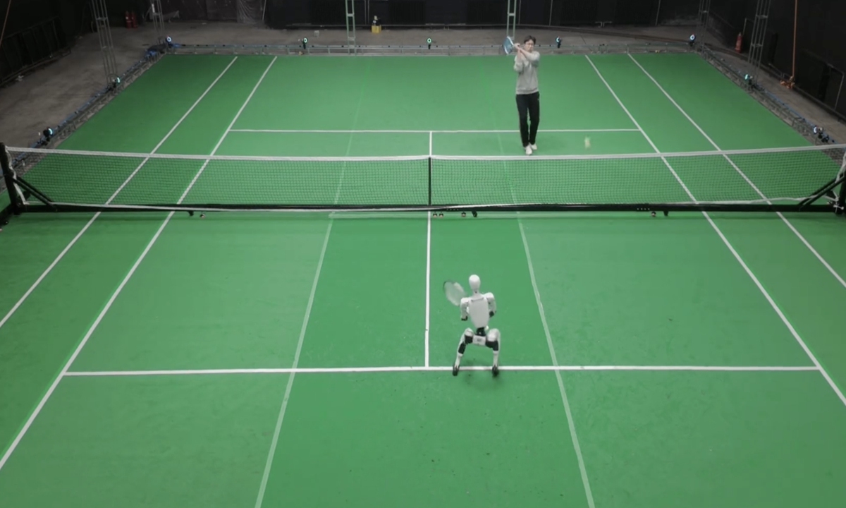 Robot hình người chơi tennis với người thật