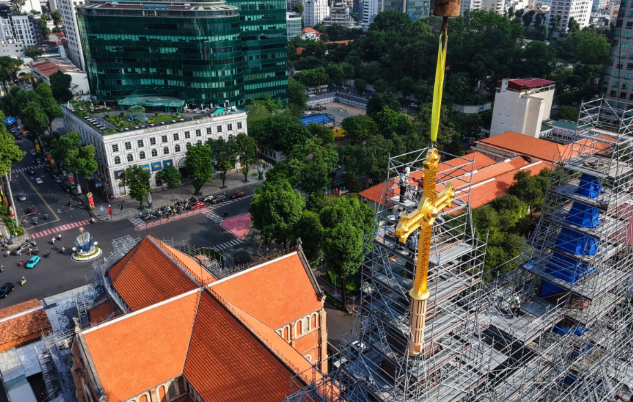 Hơn một giờ đưa hai thánh giá mạ vàng lên đỉnh Nhà thờ Đức Bà Sài Gòn