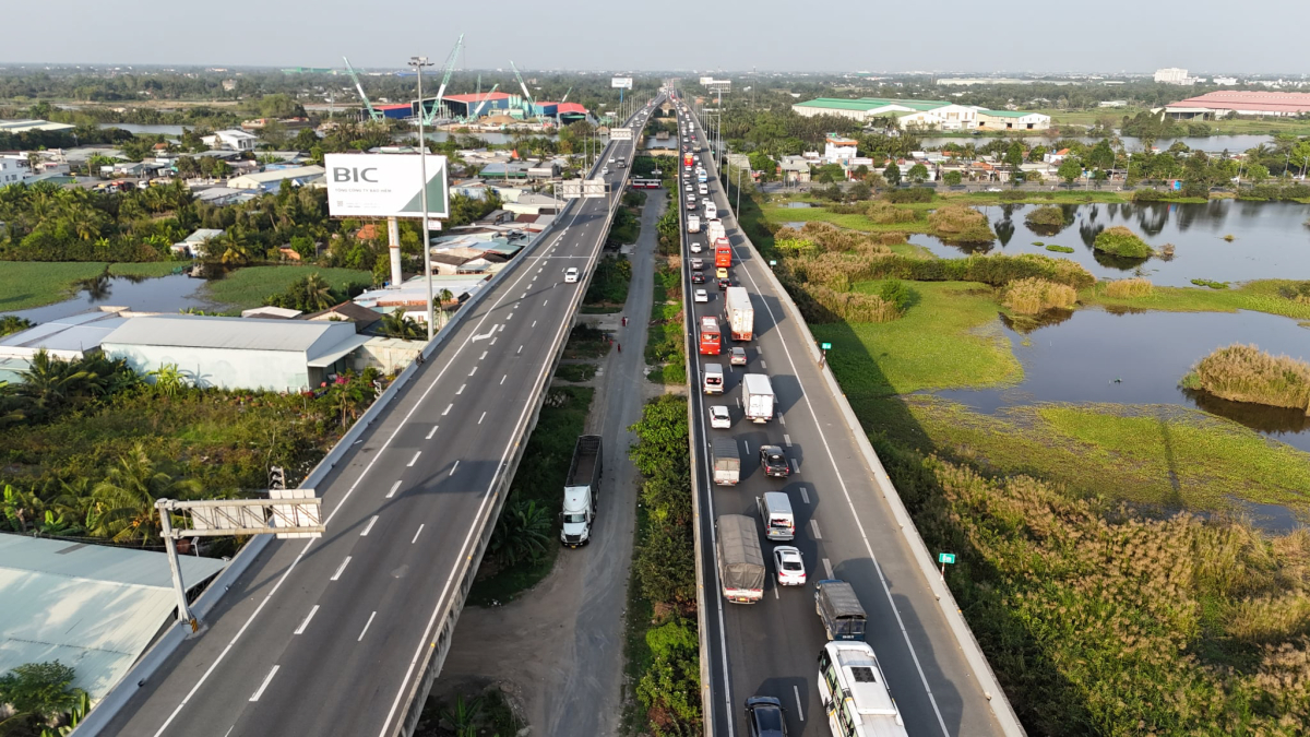 CSGT dùng 'xe hóa trang' ghi hình vi phạm trên cao tốc TP HCM - Cần Thơ