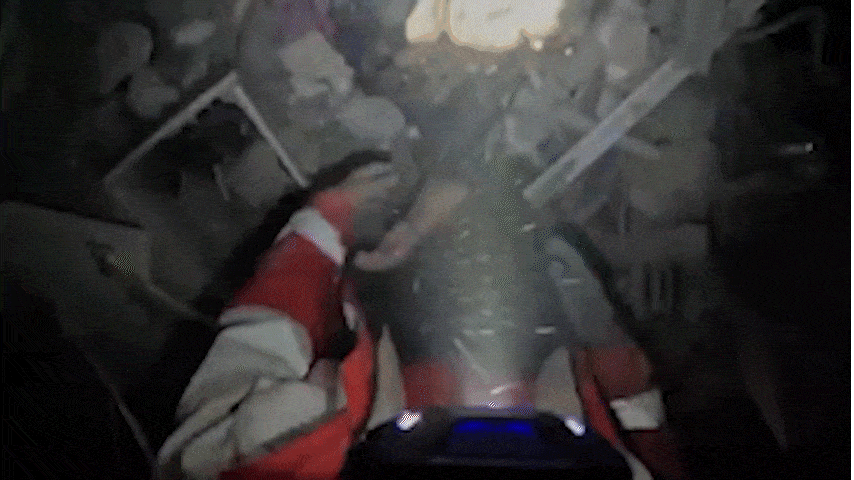 Khoảnh khắc cứu sống phụ nữ dưới đống đổ nát ở Tehran