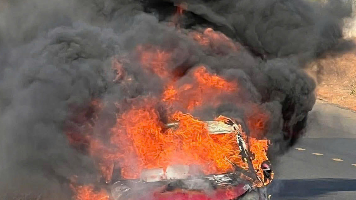 Ôtô 5 chỗ cháy rụi trên đường ven biển Mũi Né