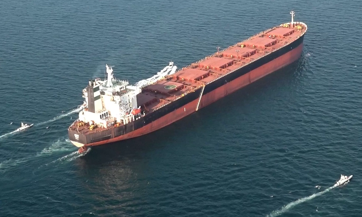 Iran xem xét thu phí tàu đi qua eo biển Hormuz