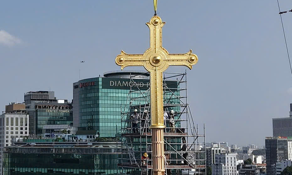 Gallery - Lắp thánh giá lên tháp cao 57 m Nhà thờ Đức Bà Sài Gòn - Báo VnExpress