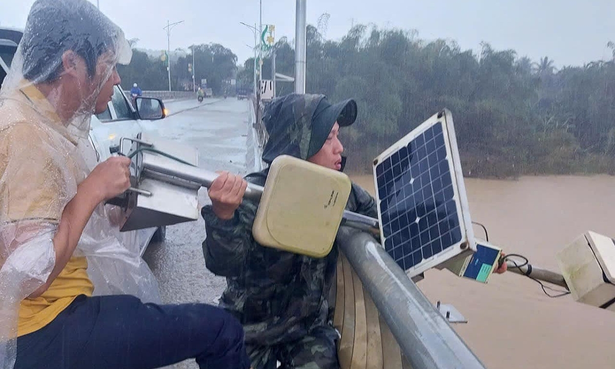 Việt Nam đang sử dụng các "mắt thần" theo dõi thời tiết thế nào?