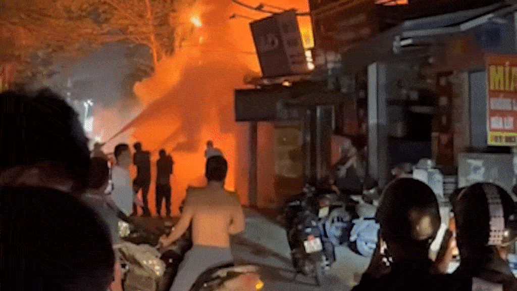 Cháy quán cà phê ca nhạc ở Hà Nội, khách tháo chạy