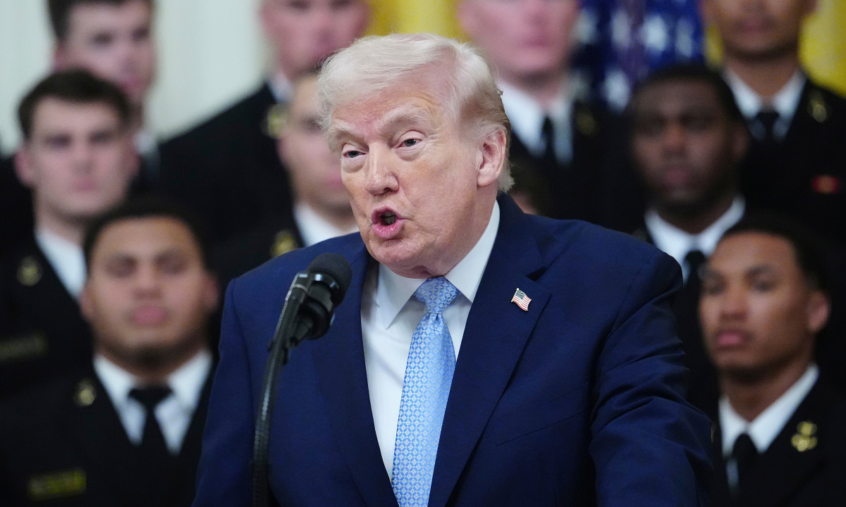 Ông Trump: NATO 'hèn nhát'