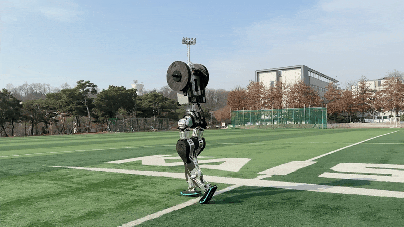 Robot hình người Hàn Quốc nhảy moonwalk, đá bóng