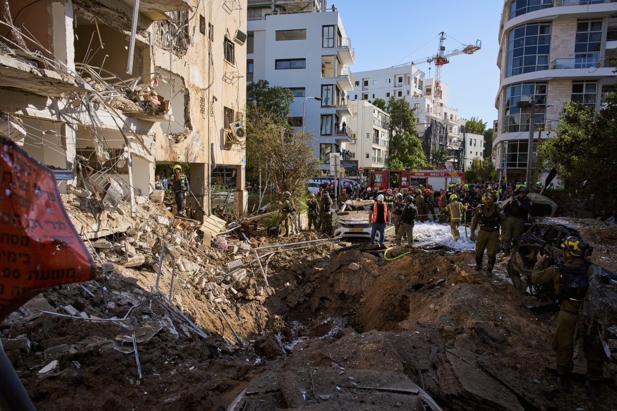 Gallery - Cảnh đổ nát ở khu phố Israel sau loạt tên lửa Iran - Báo VnExpress