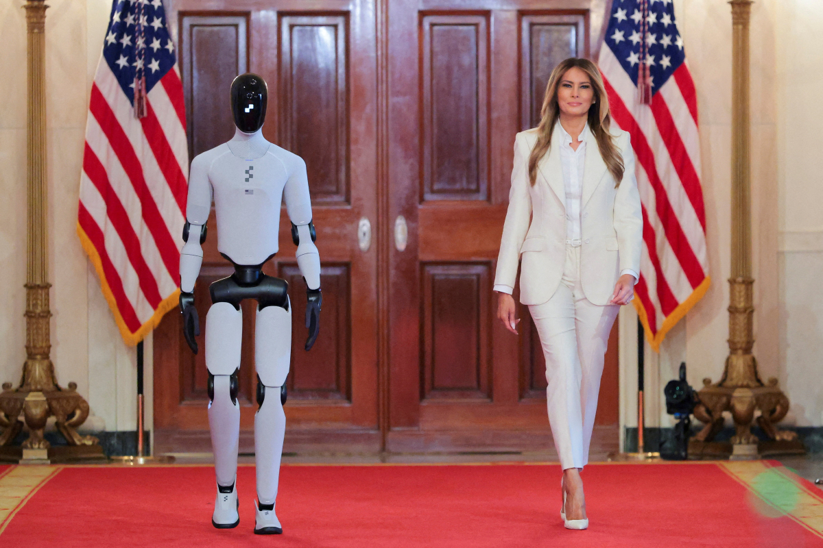 Robot hình người của Mỹ xuất hiện cùng Melania Trump