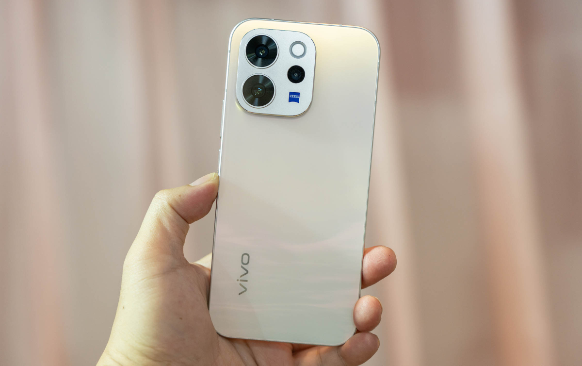 Vivo V70 - smartphone cận cao cấp dùng ống kính Zeiss