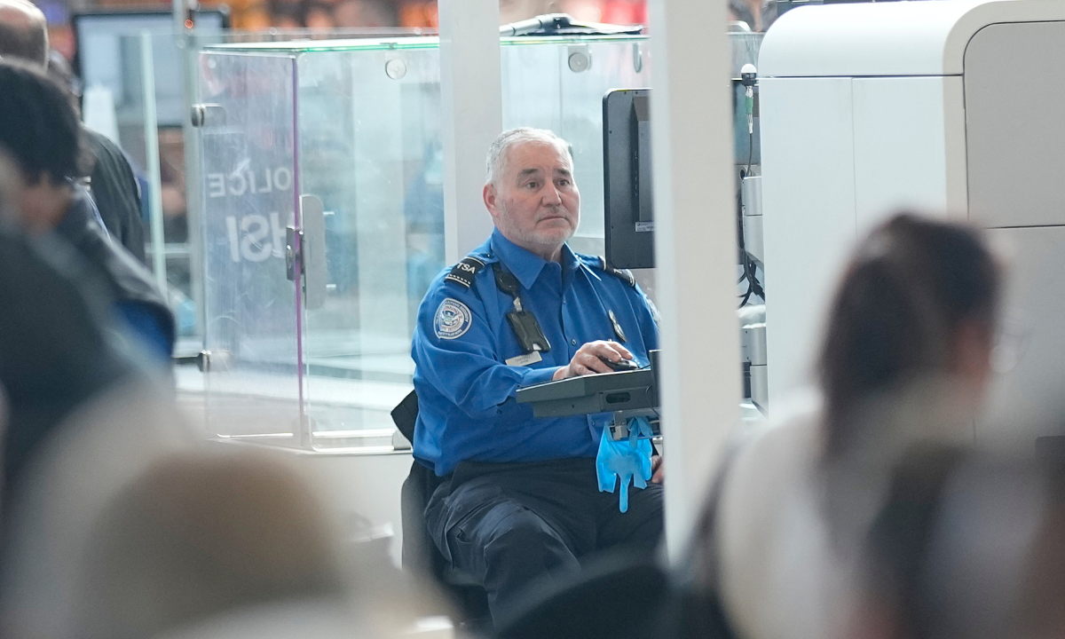 Cảnh khó khăn của nhân viên sân bay Mỹ khi không có lương