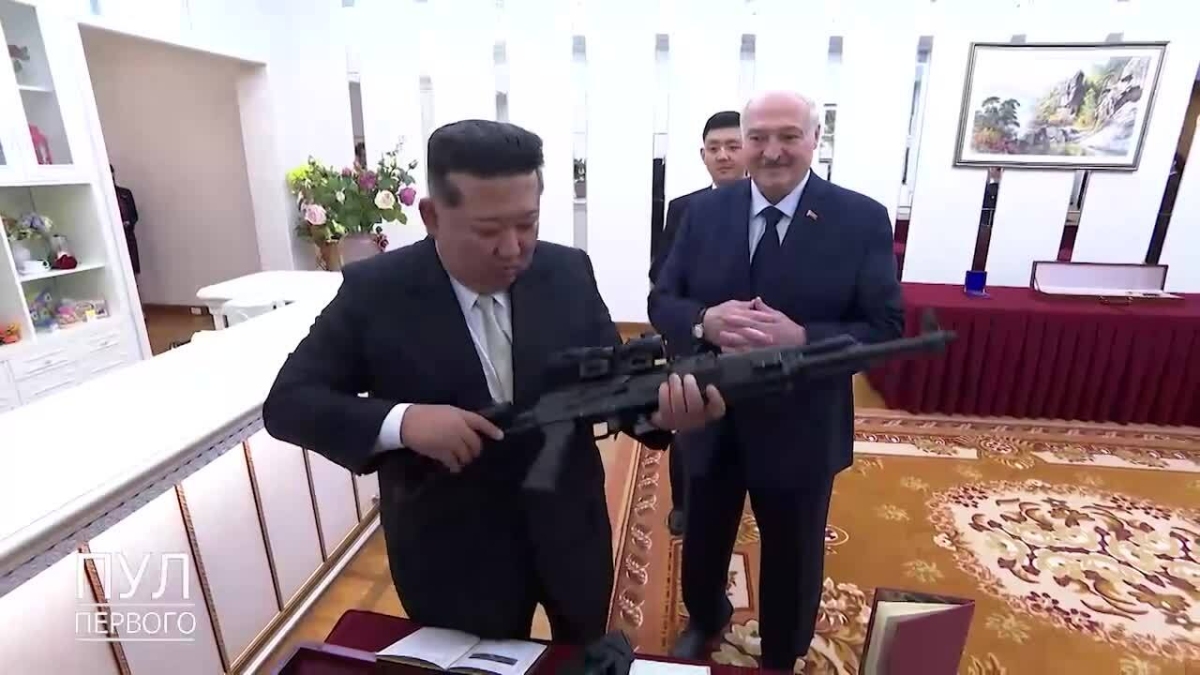 Tổng thống Belarus tặng súng cho ông Kim Jong-un