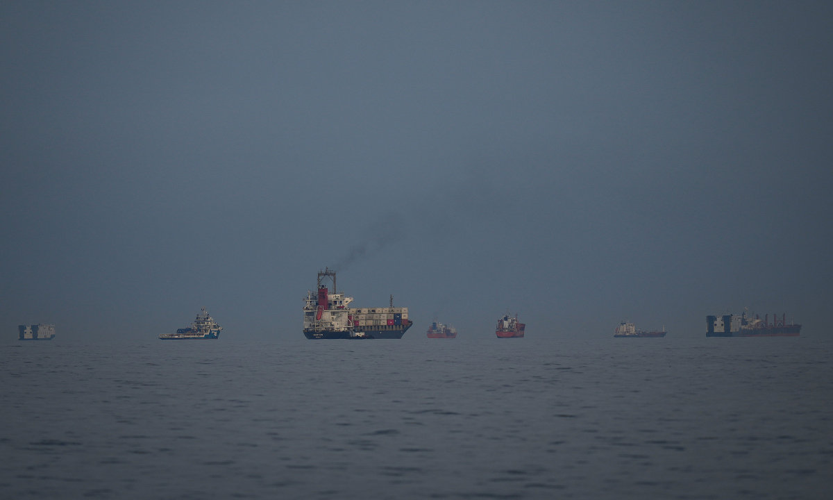 Iran cho phép 20 tàu Pakistan qua eo biển Hormuz