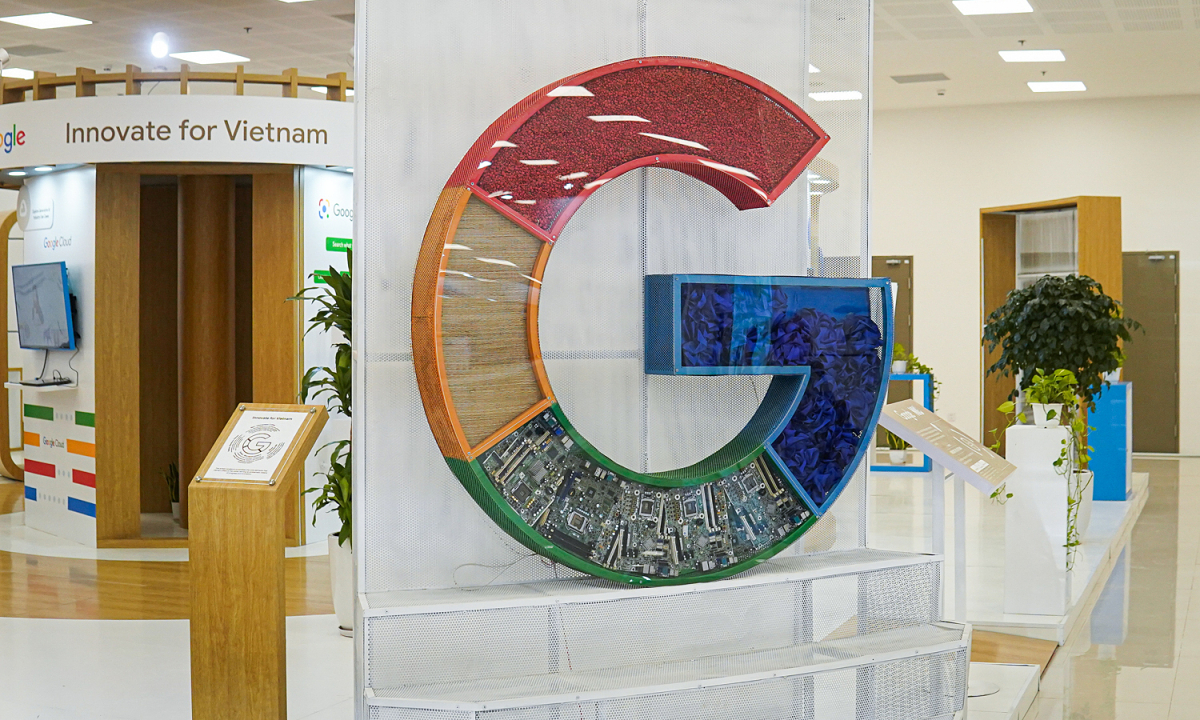 Google Live Translate trên iPhone mở rộng cuộc đua trợ lý ngôn ngữ