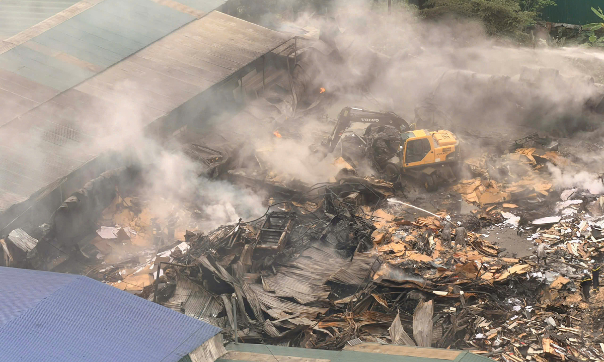 Gallery - Xưởng gỗ 6.000 m2 ở Hà Nội đổ sập, tan hoang sau cháy - Báo VnExpress