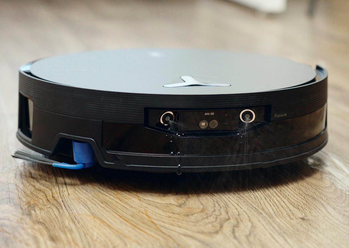 Ecovacs X12 - robot đầu tiên có hệ thống phun nước vào vết bẩn