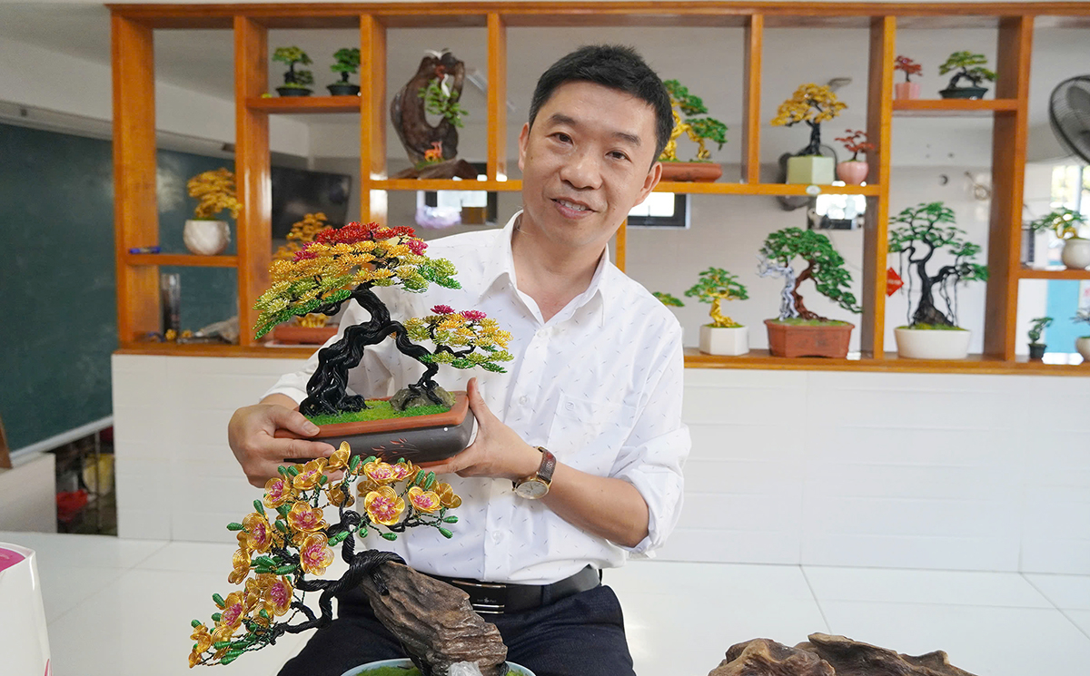 Thầy giáo Toán làm bonsai từ dây nhôm, thu chục triệu đồng mỗi tháng