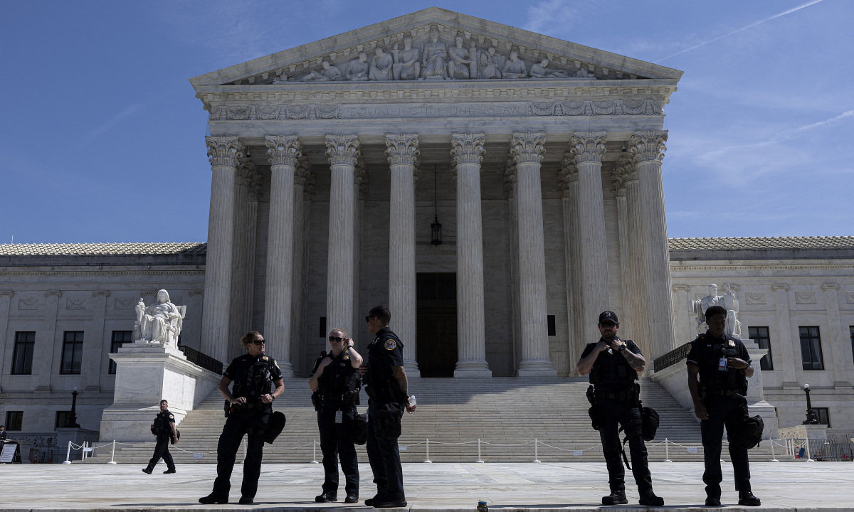 Tòa Tối cao hoài nghi nỗ lực xóa luật 'sinh ở Mỹ là công dân Mỹ'