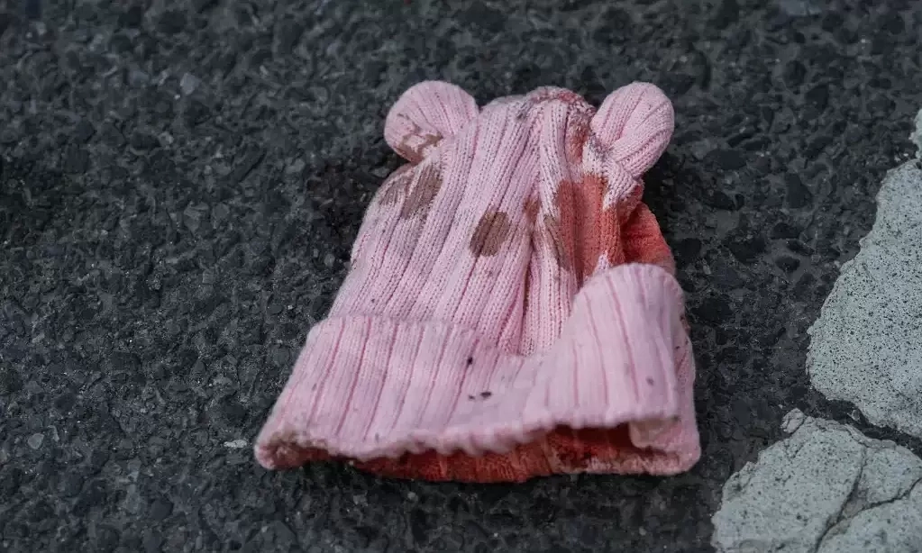 Bé 7 tháng tuổi tử vong do trúng đạn lạc trong vụ nổ súng băng đảng