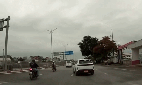 Ôtô và xe máy lao vào nhau như hai mũi tên vì cùng một lỗi