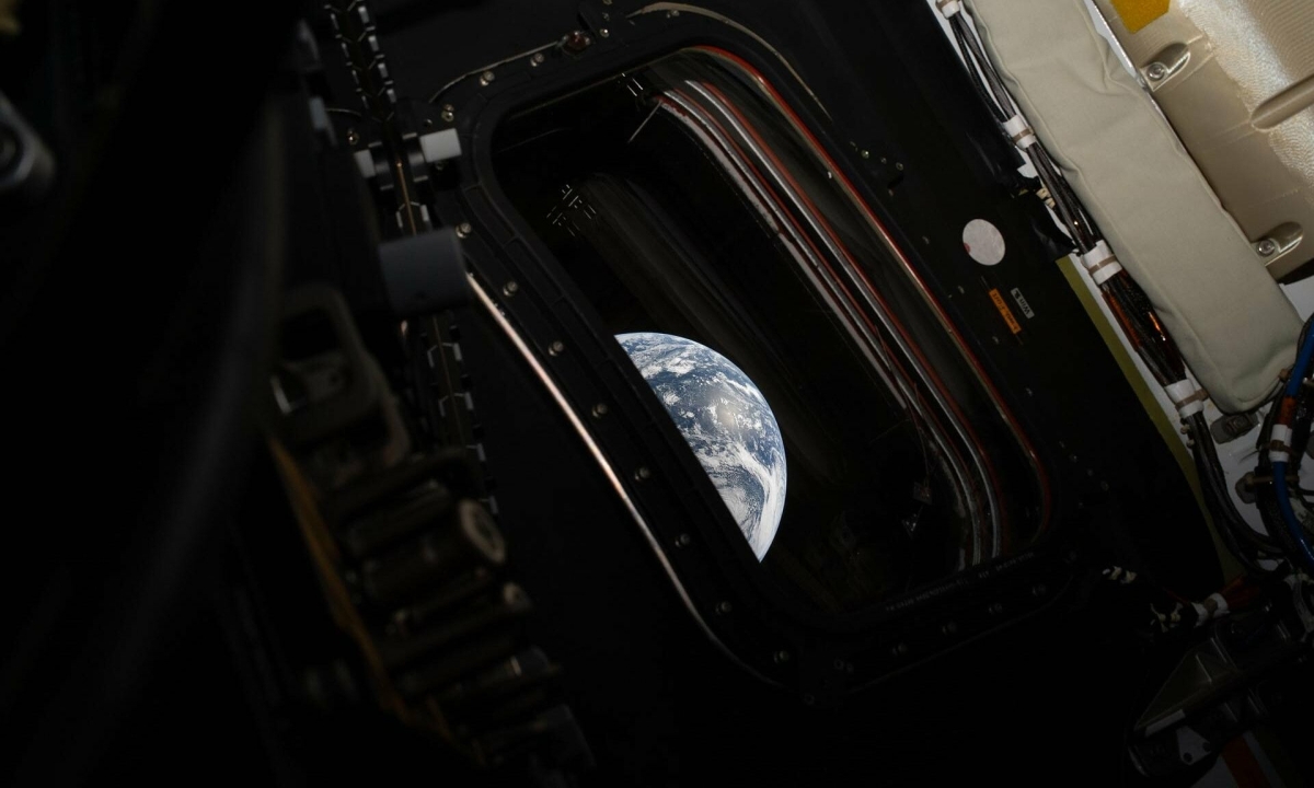 Phi hành đoàn Artemis II vượt mốc "nửa đường tới Mặt Trăng"