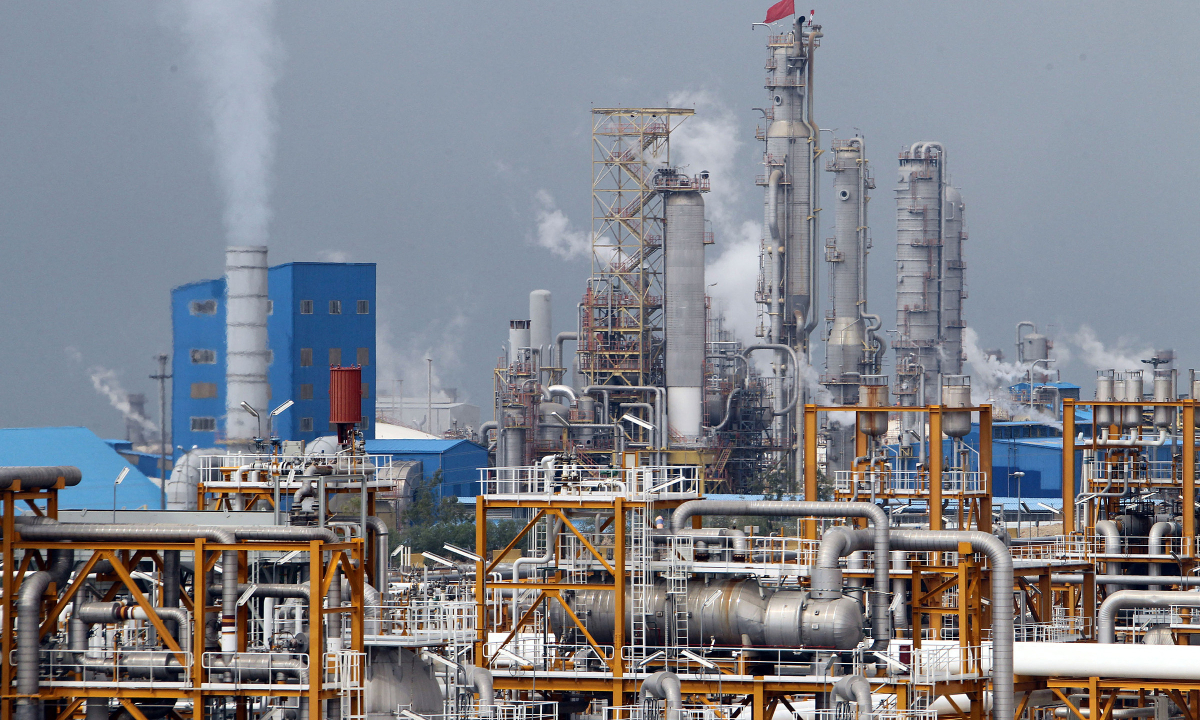 Israel tấn công nhà máy hóa dầu lớn nhất Iran