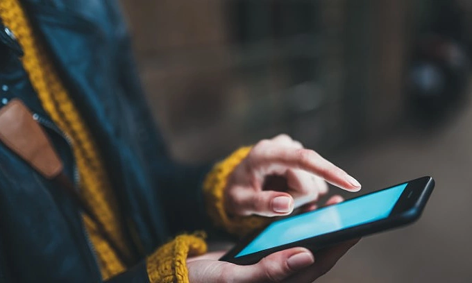 Nhiều người "nhìn trộm" màn hình smartphone người khác nơi công cộng