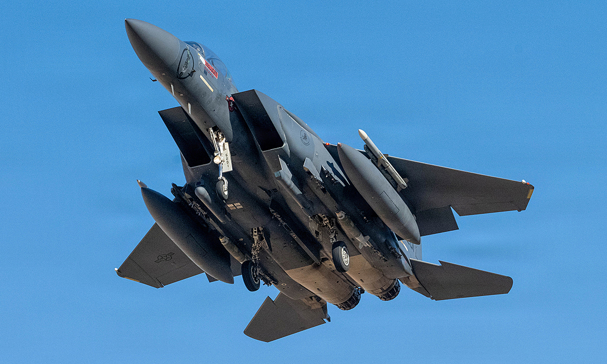 Ông Trump: Tiêm kích F-15 đã bị tên lửa vác vai Iran bắn rơi