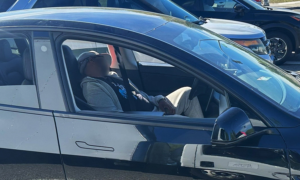 Tài xế say rượu bất tỉnh, ôtô tự lái