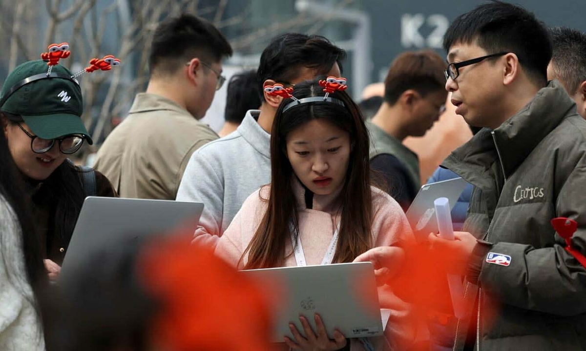 ‘Chưng cất kỹ năng’ bằng AI đẩy công sở Trung Quốc vào thế phòng thủ tri thức