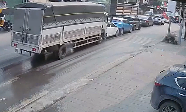 Xe tải đâm dồn toa 4 ôtô