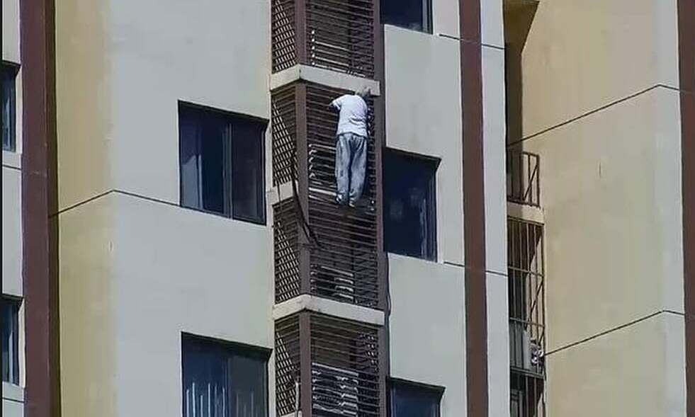 Bị nhốt trong phòng, cụ bà 89 tuổi trèo từ tầng 27 xuống tầng 21