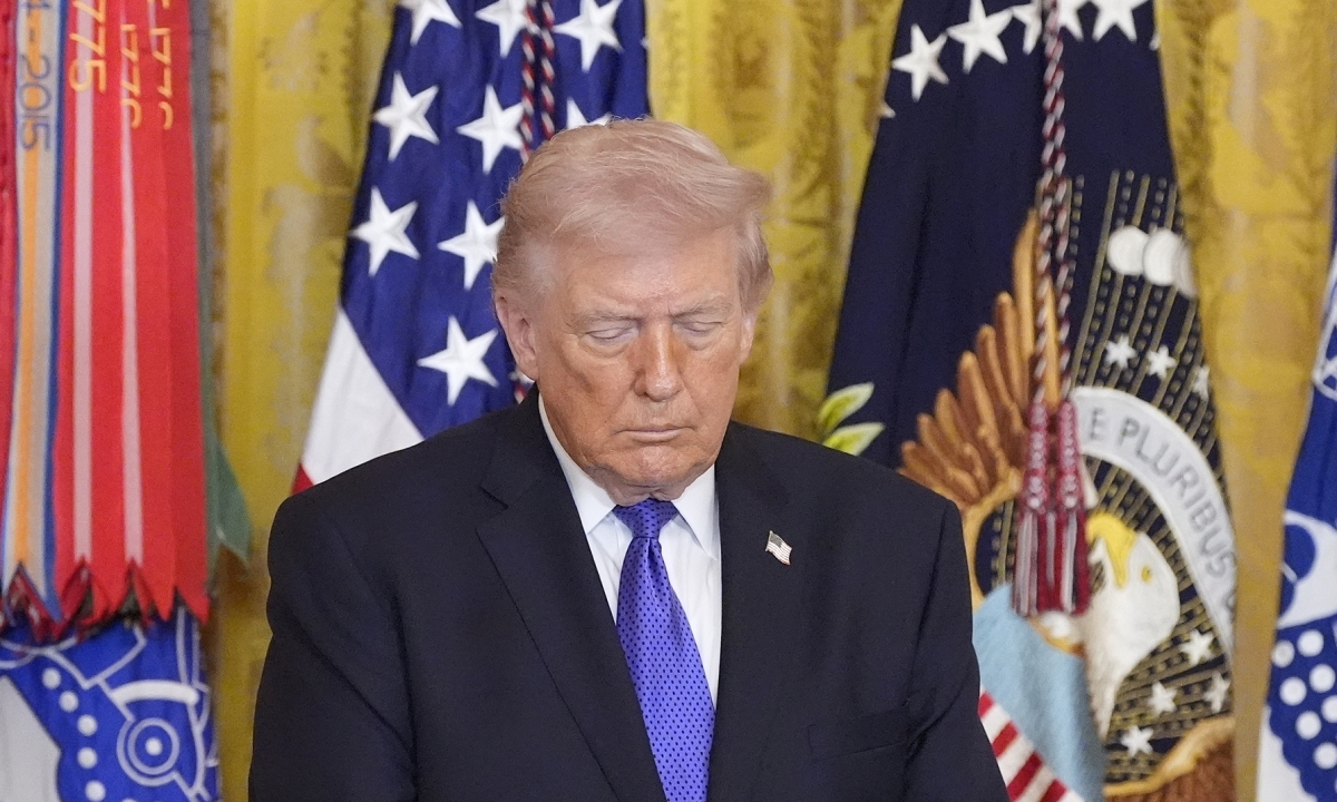 Ông Trump: Giá xăng ở Mỹ có thể neo cao đến tháng 11