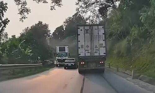 Xe con vượt ẩu ở khúc cua, tự đưa đầu vào 'cửa tử'