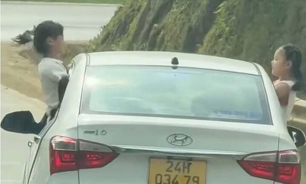 Để trẻ em đu bám ở cửa, tài xế xe bị phạt 6 triệu đồng