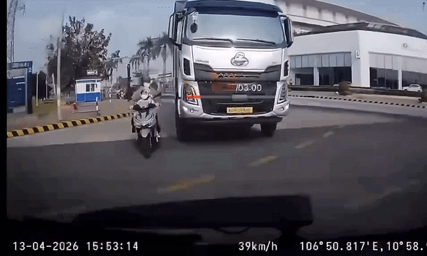 Người phụ nữ và em bé ngã vào xe tải: rủi ro của giao thông hỗn hợp