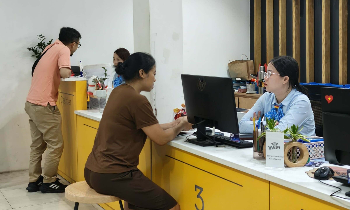 Nhiều chủ thuê bao đi xác thực vì hiểu nhầm "sẽ bị khóa SIM"