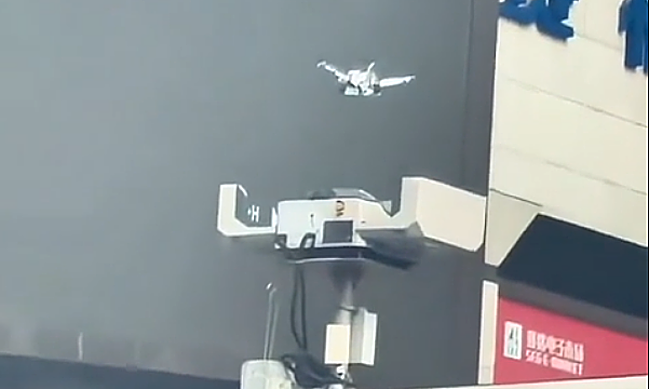 Cảnh sát giao thông dùng drone đi tuần trong phố